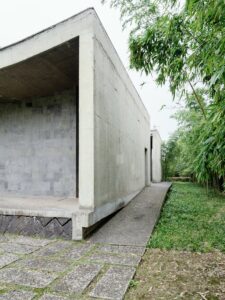 A concrete structure sitting on top of a lush green field